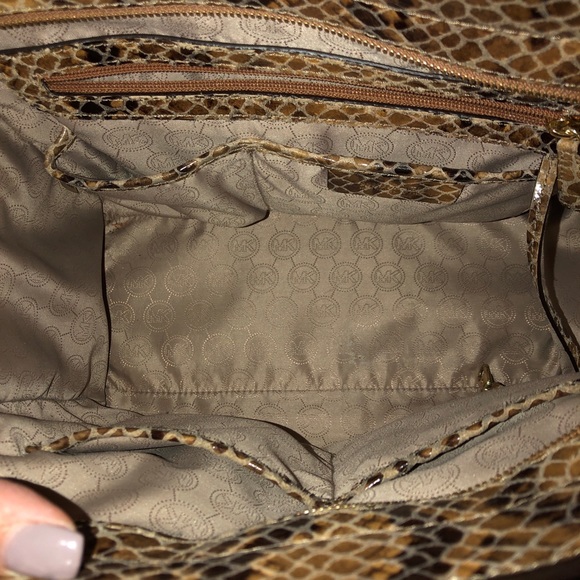 Michael Kors Selma Stud Sand Python Shoulder Bag L - Picture 7 of 8
